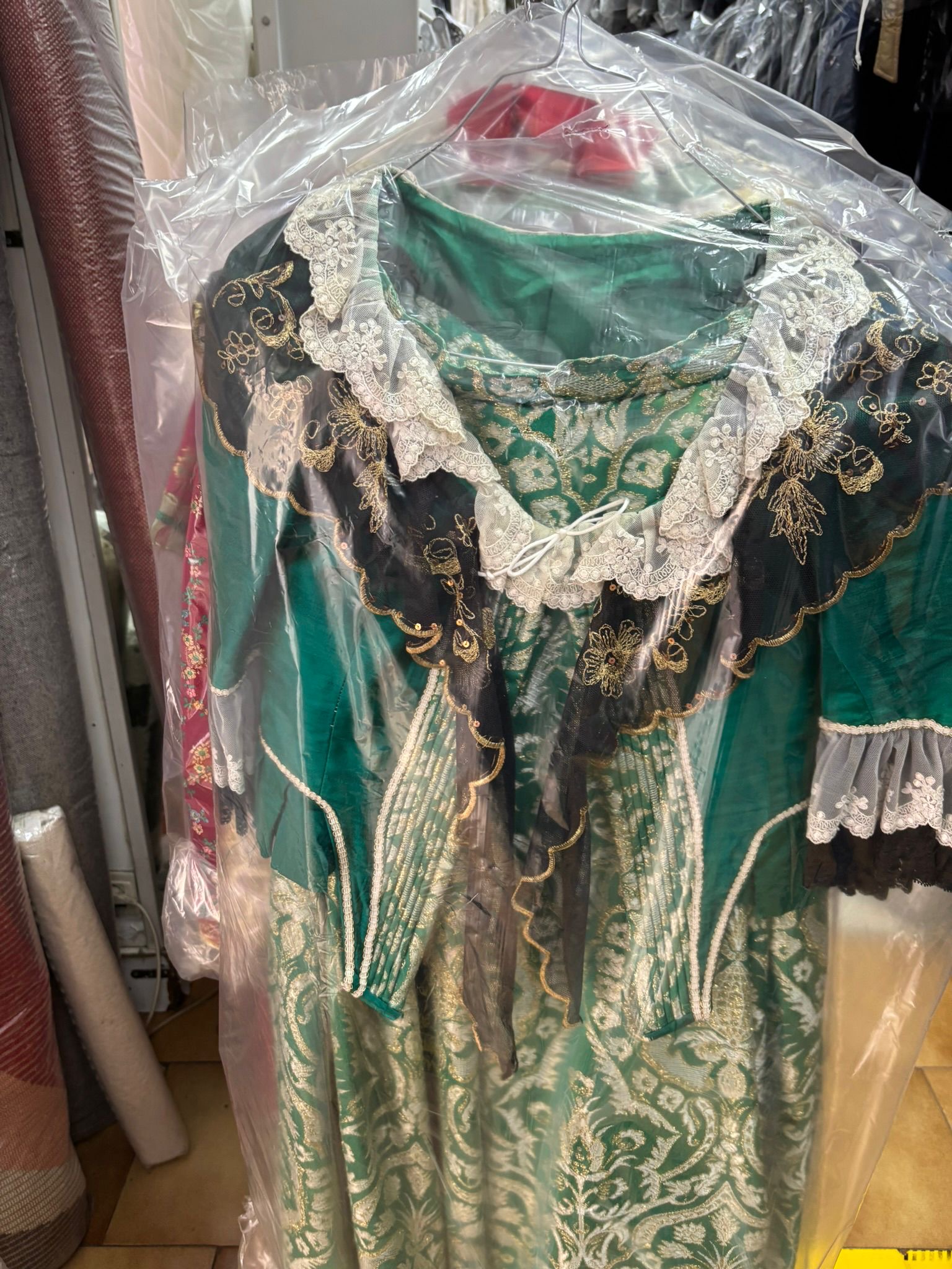 Limpieza y restauración traje de terciopelo Tintorería Mariló Murcia